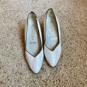 Pearl color Heeled pumps